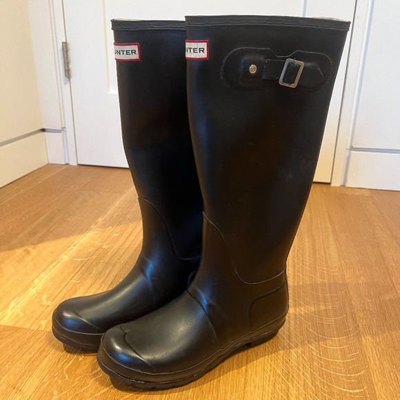 Hunter Rain Boots - Original Tall in Black size 6M/7F with Strap Flaw - Picture 1 of 10